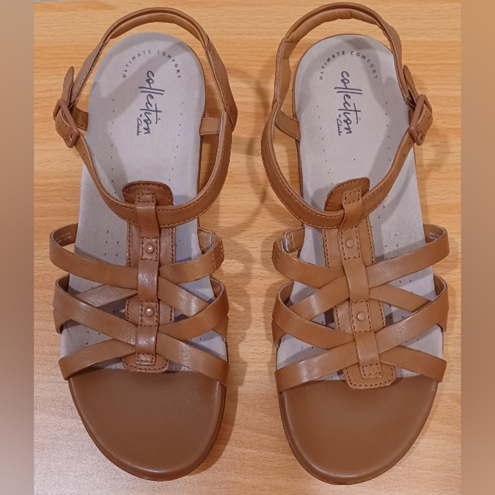 Clark's T-strap Sz 10m brown Leather Sandals.